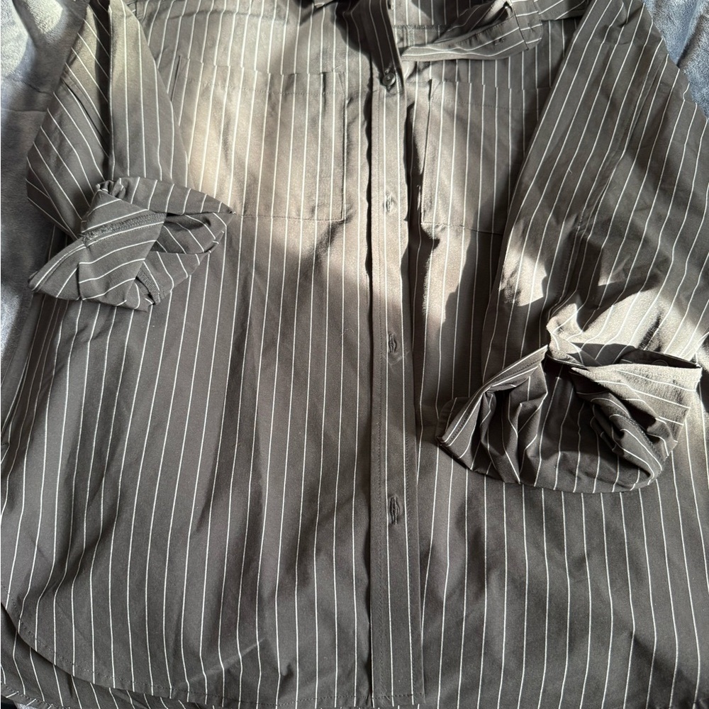 ALO Yoga Pinstripe Daylight Button Down
Long Sleeve - Black/Titanium
